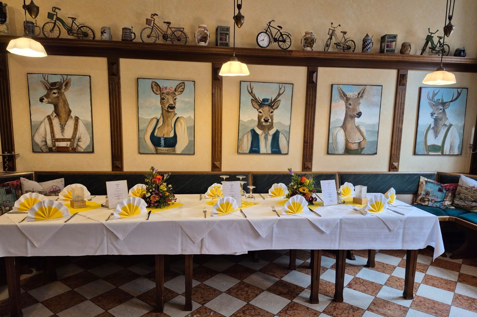 Gaststube mit eingedeckter Tafel